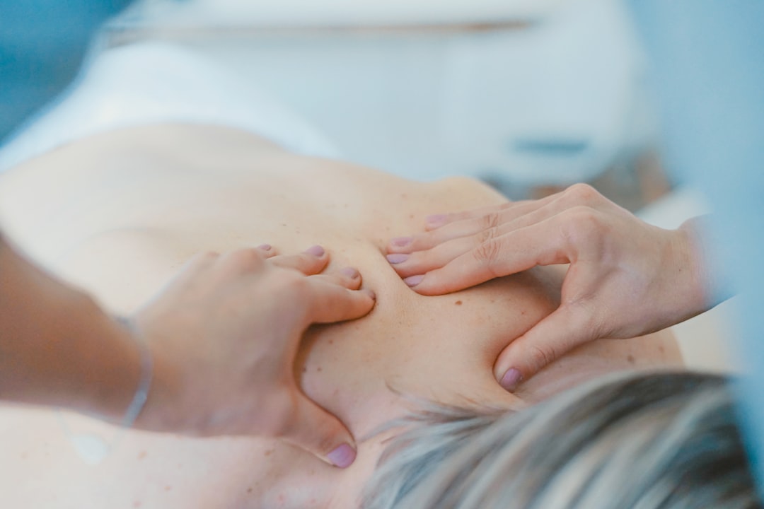 massage-640x480-63097049.jpeg
