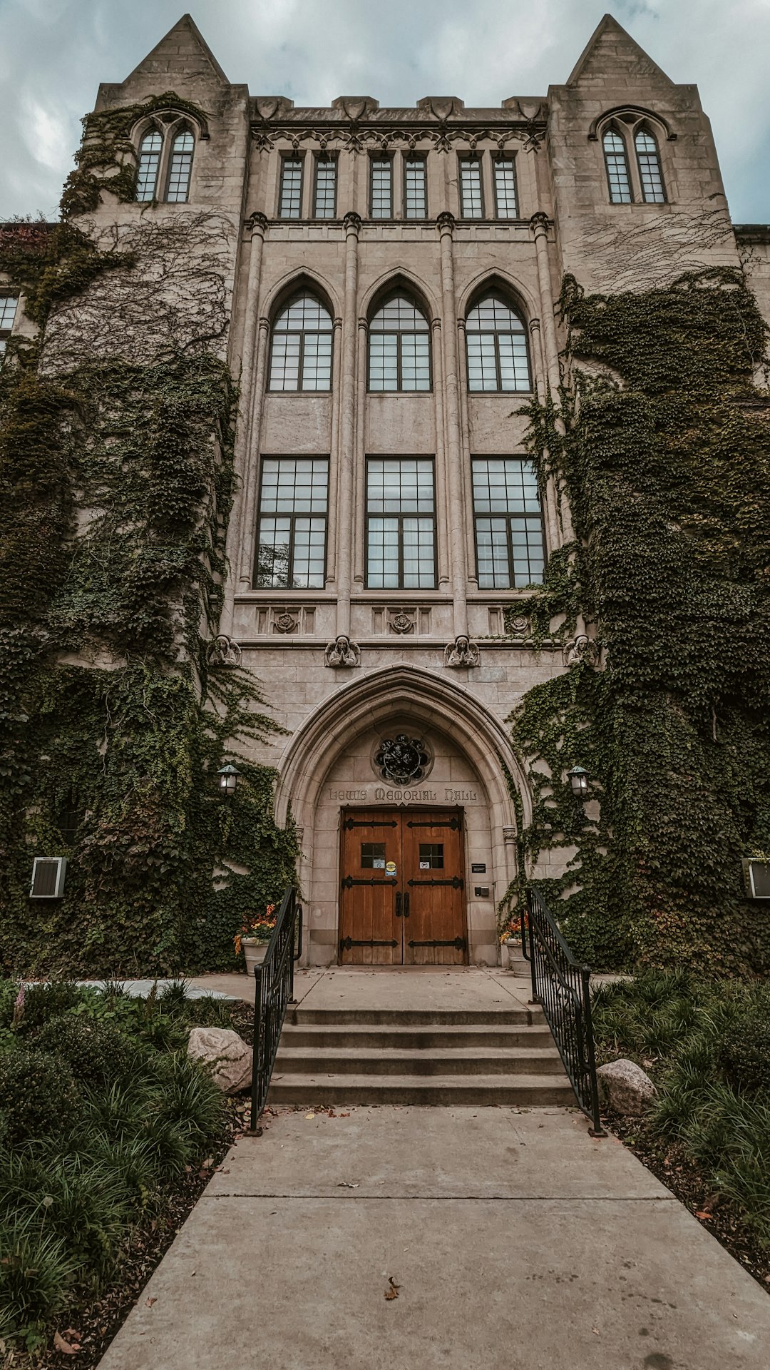 schooluniversityillinois-640x480-85381632.jpeg